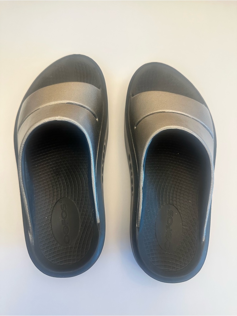 Oofos OOahh Luxe Latte Slides Sandals Womens 7 Black Metallic Slip On Recovery - Picture 4 of 6